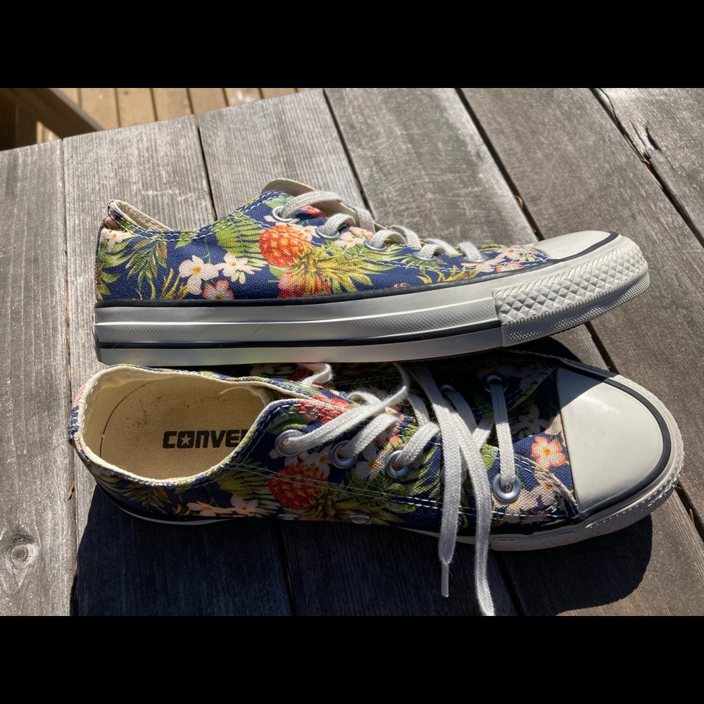 Tropical pineapple print converse sz 6 low chucks